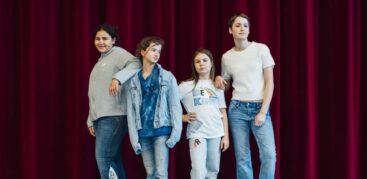 Farida, Kristina, Rosa und Pauline (von links) zeigen ihre fast fertigen Outfits. Foto: Miguel Ferraz