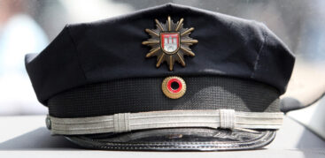 Eine Polizeimütze in Nahaufnahme