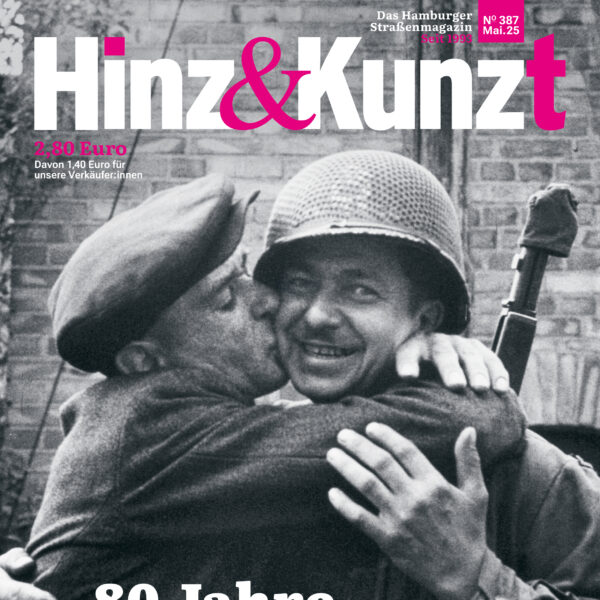 Hinz&Kunzt-Titel mit einem Schwarzweißbild von einem Kriegsgefangenen, der einem US-Soldaten um den Hals fällt.