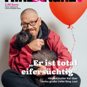 Hinz&Kunzt-Titelblatt mit einem Mann, der einen Nackthund auf dem Arm hat und sagt: "Er ist total eifersüchtig."