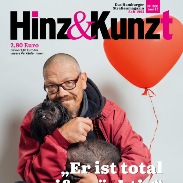 Hinz&Kunzt-Titelblatt mit einem Mann, der einen Nackthund auf dem Arm hat und sagt: "Er ist total eifersüchtig."