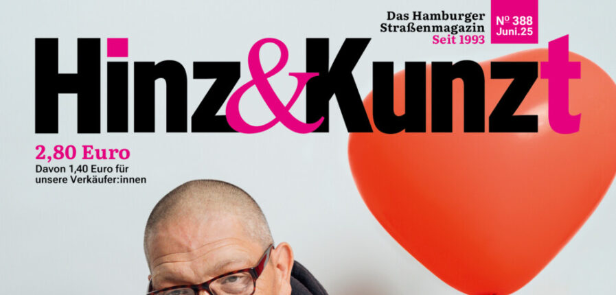 Hinz&Kunzt-Titelblatt mit einem Mann, der einen Nackthund auf dem Arm hat und sagt: "Er ist total eifersüchtig."