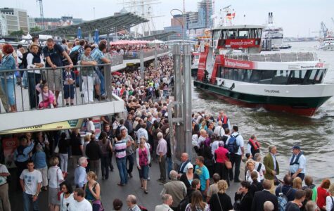 Ein Foto von den Landungsbrücken mit sehr vielen Menschen, die auf eine Fähre warten