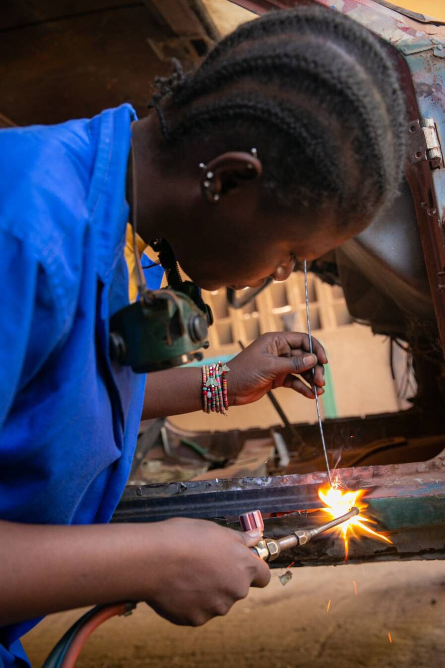 Im Ausbildungszentrum lernen die jungen Frauen auch, zu schweißen. Foto: Sascha Montag