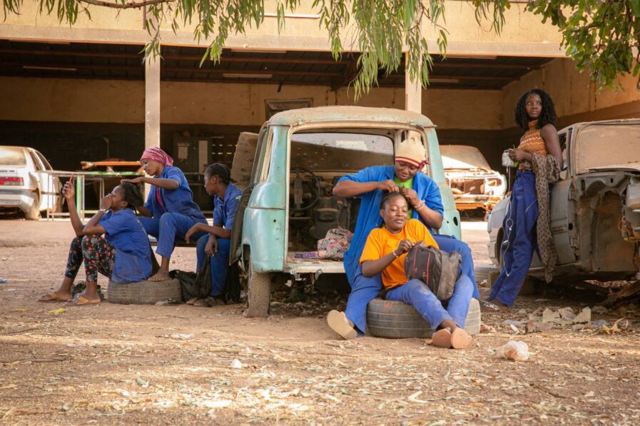 Nach Feierabend machen die Auszubildenen gemeinsam Pause im Hof der KFZ-Werkstatt. Foto: Sascha Montag