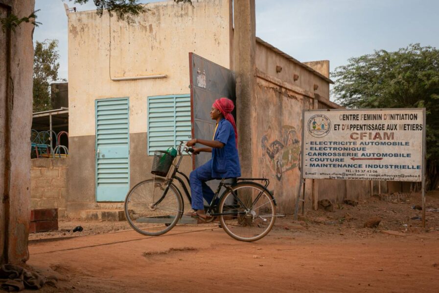 Die 17-jährige Bérénice Zigani kommt mit dem Fahrrad in die Ausbildungswerkstatt. Foto: Sascha Montag