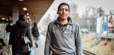 Ein Mann mit ausdruckslosem Gesicht steht am S-Bahnsteig