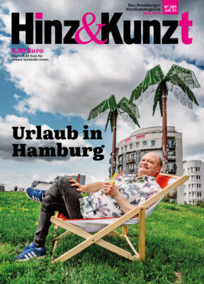 Ein Mann im Hawaiihemd sitzt mit Cocktail in der Hand in einem Liegestuhl, im Hintergrund die Palmen von Park Fiction