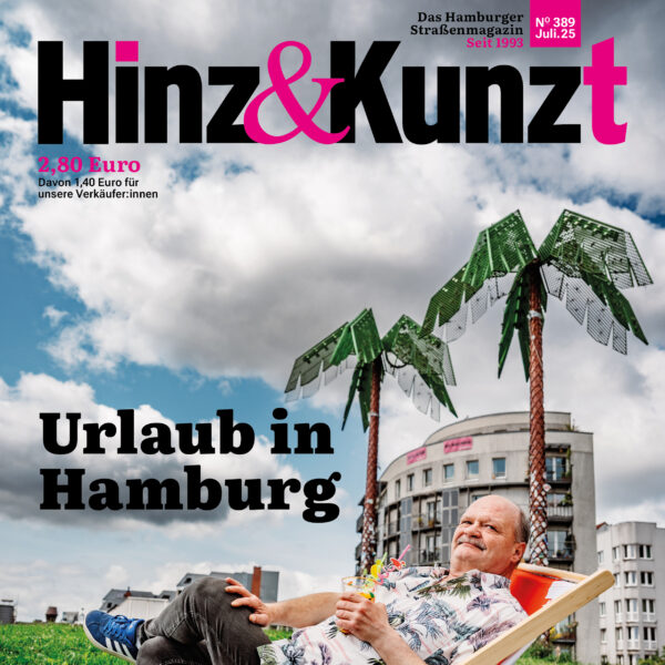 Ein Mann im Hawaiihemd sitzt mit Cocktail in der Hand in einem Liegestuhl, im Hintergrund die Palmen von Park Fiction