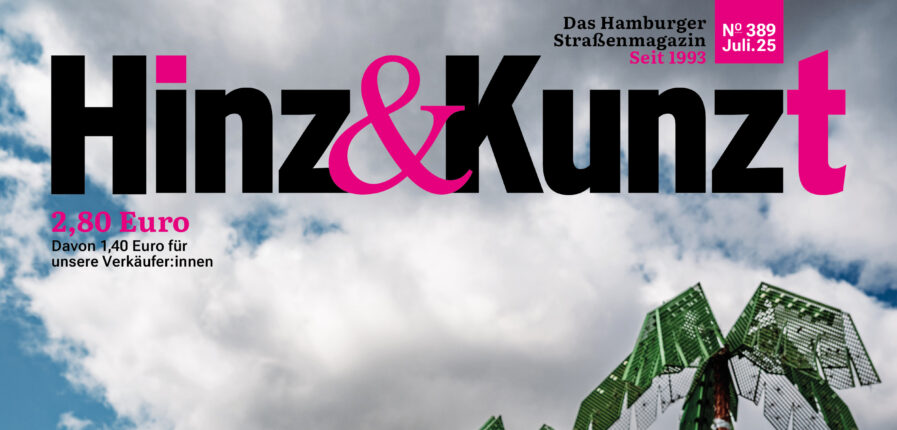 Ein Mann im Hawaiihemd sitzt mit Cocktail in der Hand in einem Liegestuhl, im Hintergrund die Palmen von Park Fiction