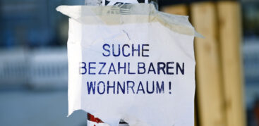 Ein Zettel an einem Laternenmast mit der Aufschrift "Suche bezahlbaren Wohnraum"