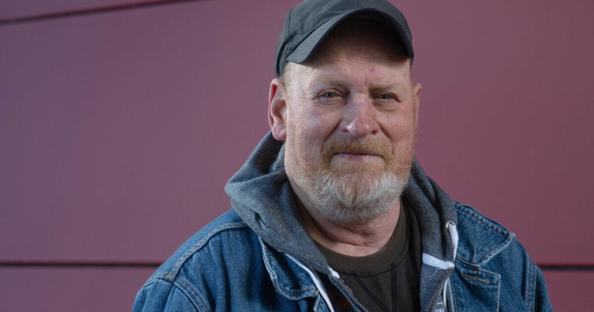 Ein Mann mit schwarzem Käppi und Jeansjacke