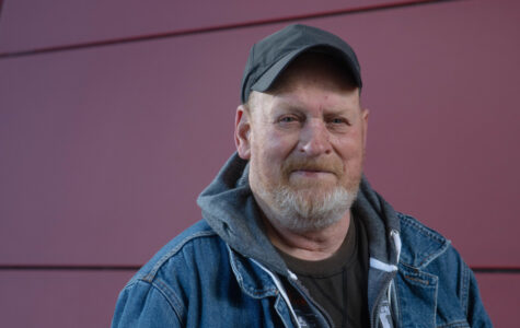 Ein Mann mit schwarzem Käppi und Jeansjacke