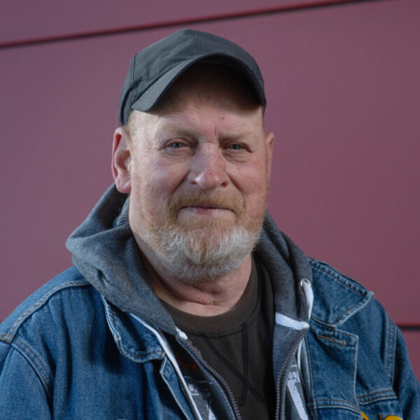 Ein Mann mit schwarzem Käppi und Jeansjacke