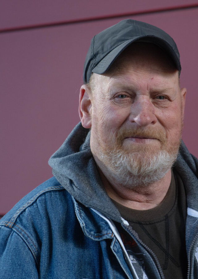 Ein Mann mit schwarzem Käppi und Jeansjacke