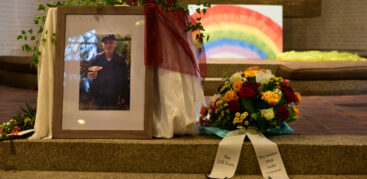 Ein Foto von Andreas neben einem Gesteck und Kerzen