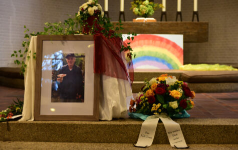 Ein Foto von Andreas neben einem Gesteck und Kerzen