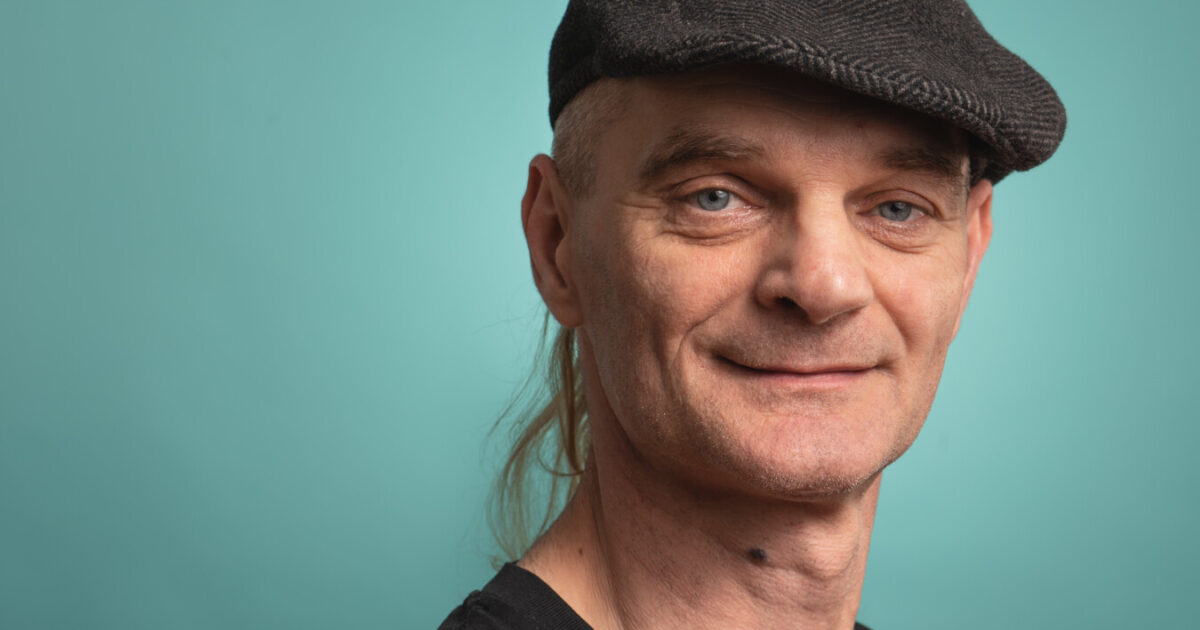 Ein Mann mit Schiebermütze