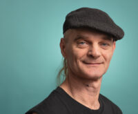 Ein Mann mit Schiebermütze