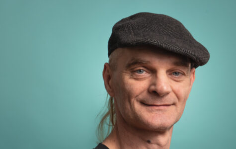 Ein Mann mit Schiebermütze