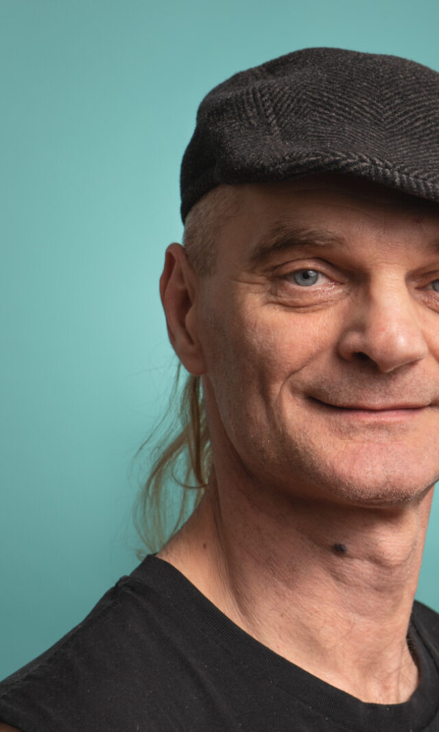 Ein Mann mit Schiebermütze