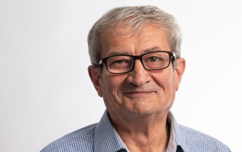 Ein gepflegt erscheinender Mann im blauen Hemd mit Brille