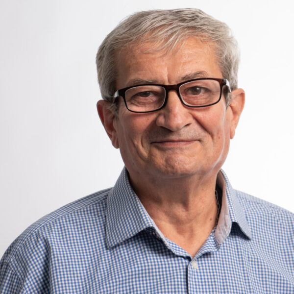 Ein gepflegt erscheinender Mann im blauen Hemd mit Brille