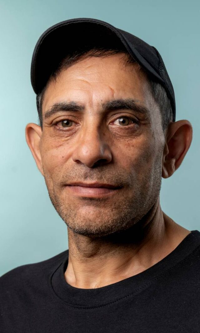 Lebt im Hinz&Kunzt Haus und sammelt dort Kraft für die Zukunft: Hinz&Künztler Aksun. Foto: Mauricio Bustamante