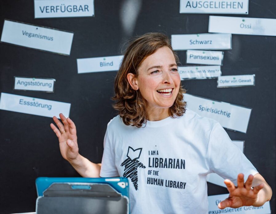 Hat die Hamburger Ausgabe der Human Library mitaufgebaut: Shirley Hartlage, Foto: Dmitrij Leltschuk