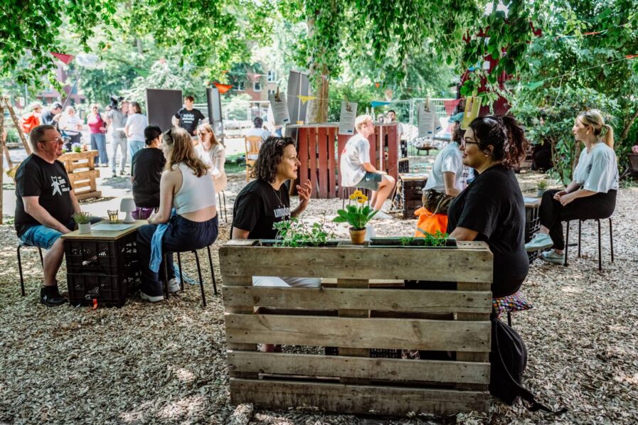 Hier blieb kein Stuhl frei: Trotz Hitze war die Human Library gut besucht. Foto: Dmitrij Leltschuk