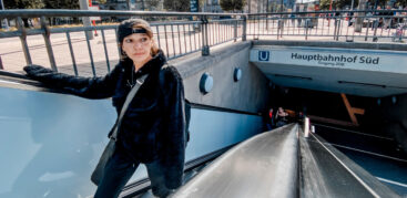Eine Frau mit Käppi auf kommt auf der Rolltreppe aus der U-Bahnstation Hauptbahnhof-Süd