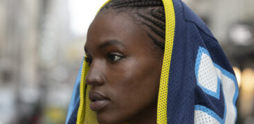 Ein Model trägt recycelte Mode.