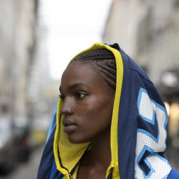 Ein Model trägt recycelte Mode.