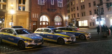 Polizeiautos stehen vor der Davidwache an der Reeperbahn