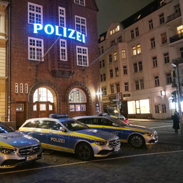 Polizeiautos stehen vor der Davidwache an der Reeperbahn