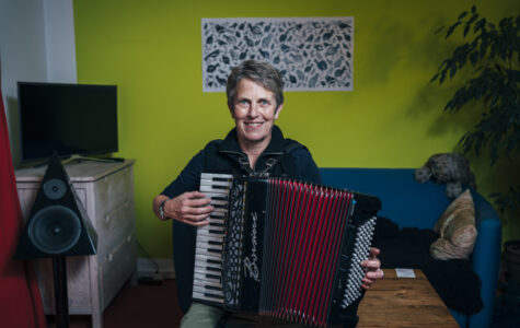 Eine Frau mit kurzen Haaren spielt auf einem Akkordeon