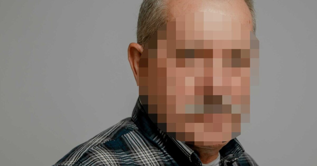 Foto von einem grauhaarigen Mann im Flanellhemd, das Gesicht ist verpixelt