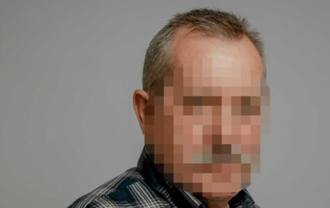 Foto von einem grauhaarigen Mann im Flanellhemd, das Gesicht ist verpixelt