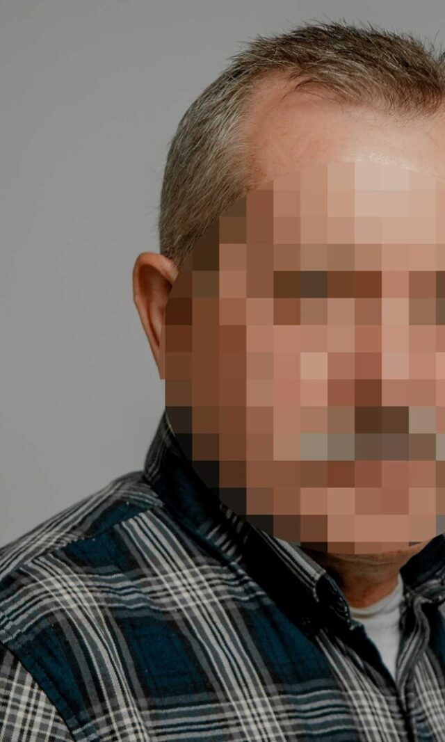 Foto von einem grauhaarigen Mann im Flanellhemd, das Gesicht ist verpixelt