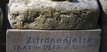 Gedenkstein im Garten der Frauen auf dem Friedhof Ohlsdorf. Foto: Jan Petersen