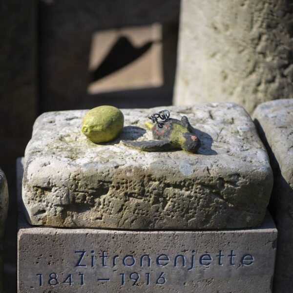 Gedenkstein im Garten der Frauen auf dem Friedhof Ohlsdorf. Foto: Jan Petersen