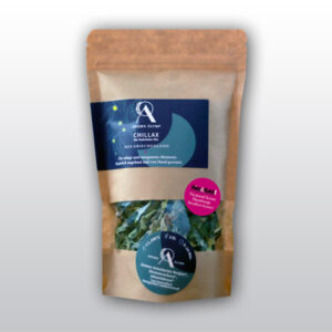 Das Bild zeigt eine Verpackung von Kräutertee der Marke "Aroma Olymp" mit dem Produktnamen "CHILLAX" aus Griechenland. Es handelt sich um eine helle, beigefarbene Standverpackung mit einem blauen Etikett, das den Markennamen "Aroma Olymp" und den Produktnamen "CHILLAX" sowie den Herkunftsort "AUS GRIECHENLAND" angibt.