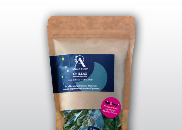 Das Bild zeigt eine Verpackung von Kräutertee der Marke "Aroma Olymp" mit dem Produktnamen "CHILLAX" aus Griechenland. Es handelt sich um eine helle, beigefarbene Standverpackung mit einem blauen Etikett, das den Markennamen "Aroma Olymp" und den Produktnamen "CHILLAX" sowie den Herkunftsort "AUS GRIECHENLAND" angibt.