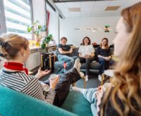 Haben im Wohnzimmer der Büro-WG gute Zeiten verbracht (von links): Leona Erdmann, Lucas Bryssinck, Michèle Armbrecht, Viktoria Probst und Juli Sottorf. Foto: Dmitrij Leltschuk