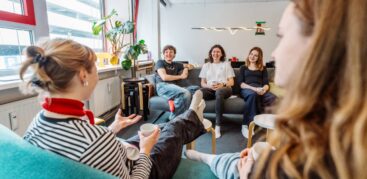 Haben im Wohnzimmer der Büro-WG gute Zeiten verbracht (von links): Leona Erdmann, Lucas Bryssinck, Michèle Armbrecht, Viktoria Probst und Juli Sottorf. Foto: Dmitrij Leltschuk