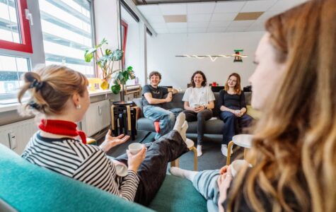 Haben im Wohnzimmer der Büro-WG gute Zeiten verbracht (von links): Leona Erdmann, Lucas Bryssinck, Michèle Armbrecht, Viktoria Probst und Juli Sottorf. Foto: Dmitrij Leltschuk