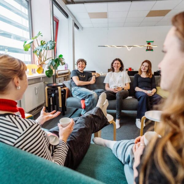 Haben im Wohnzimmer der Büro-WG gute Zeiten verbracht (von links): Leona Erdmann, Lucas Bryssinck, Michèle Armbrecht, Viktoria Probst und Juli Sottorf. Foto: Dmitrij Leltschuk