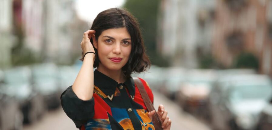 Kennt vieles, was sie in ihrem neuen Roman erzählt aus ihrem eigenen Leben: Autorin Jegana Dschabbarowa. Foto: Dmitrij Leltschuk