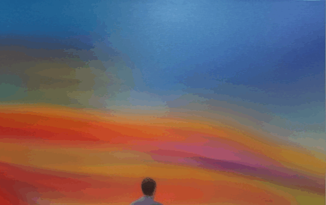 Das Bild zeigt eine Person, die auf einer erhöhten Plattform sitzt und auf einen weiten, farbenfrohen Horizont blickt. Die Farbpalette des Bildes ist sehr lebendig und reicht von warmen Rottönen und Orangetönen bis hin zu kühlen Blau- und Violetttönen, was eine atmosphärische und nachdenkliche Stimmung erzeugt. Es könnte sich um eine Darstellung von Kontemplation, Ruhe oder dem Blick in die Zukunft handeln.