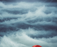 Das Bild zeigt ein kleines, rotes Zelt, das scheinbar inmitten von stürmischen, hohen Wellen oder einer turbulenten Wasserfläche steht. Die Szene vermittelt den Eindruck einer rauen und herausfordernden Umgebung, in der das Zelt den Elementen ausgesetzt ist